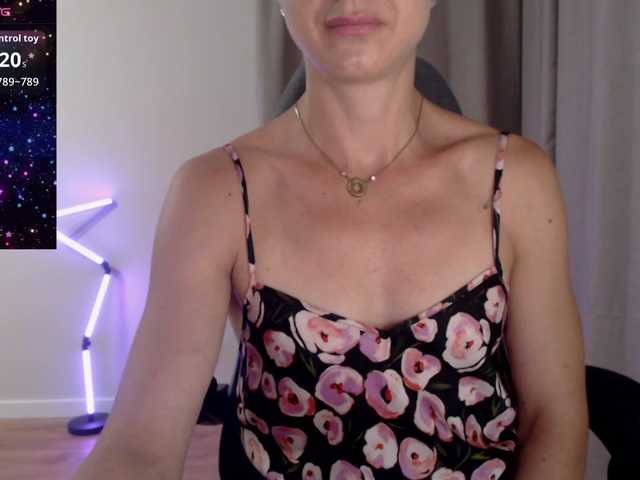 Lapochka2 live cam on BongaCams