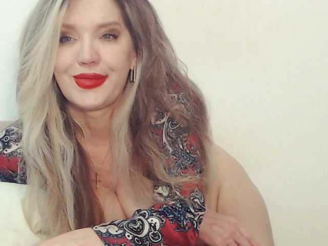 le modèle Drakulaura1 est en webcam porno dans un show sur le site bongacams, il possède les tags suivants: White/Caucasian,Blonde,Hairy
