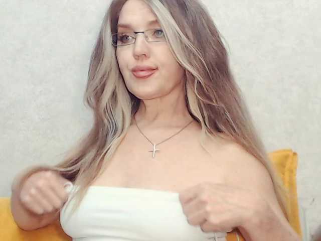 Drakulaura1 live cam on BongaCams