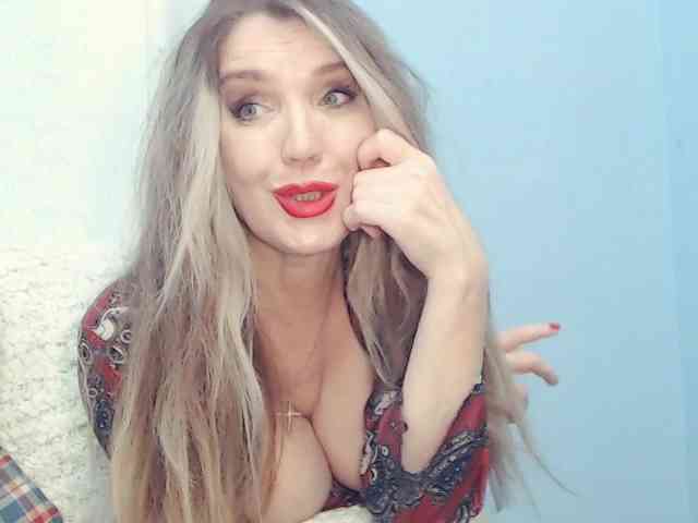 Drakulaura1 Live Webcam on BongaCams