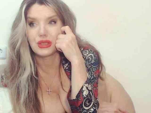 Este modelo está en vivo ahora. Drakulaura1