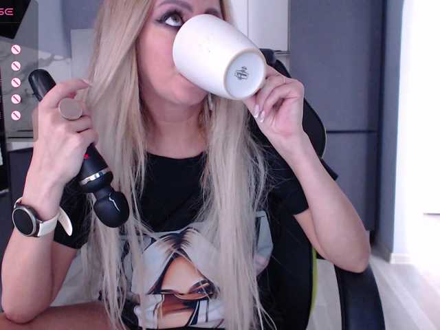 blondalina live cam on BongaCams