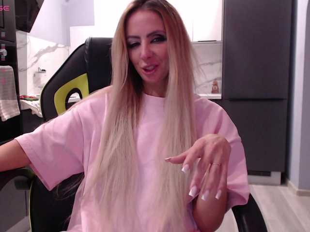 blondalina live cam on BongaCams