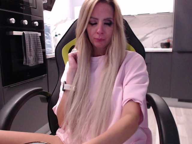 blondalina live cam on BongaCams