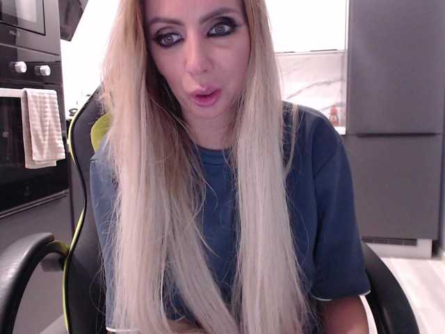 blondalina live cam on BongaCams