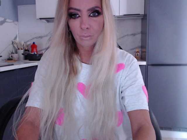 blondalina live cam on BongaCams