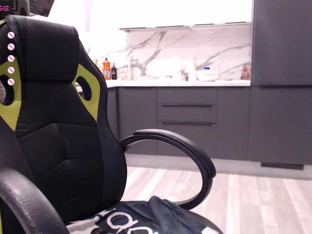 blondalina, en directo ahora en BongaCams