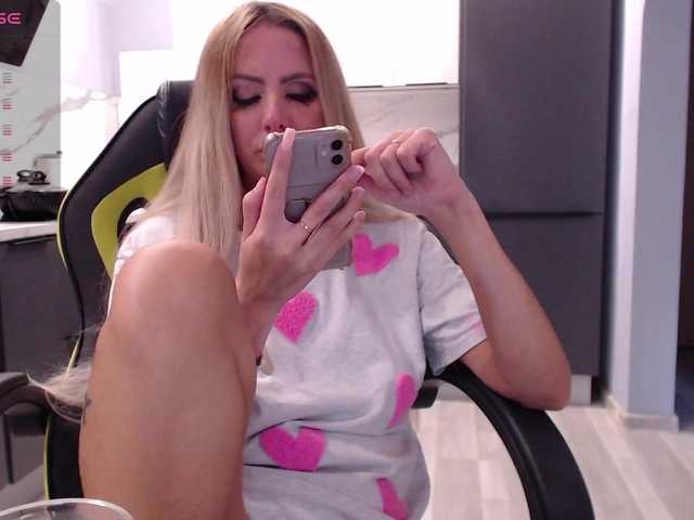 blondalina live cam on BongaCams