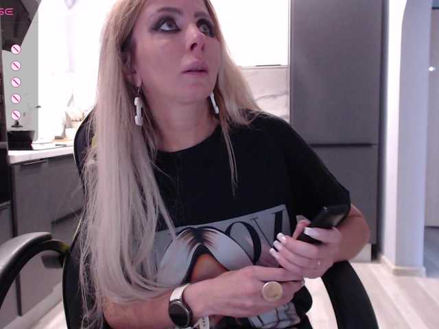 blondalina live cam on BongaCams