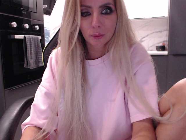 blondalina live cam on BongaCams