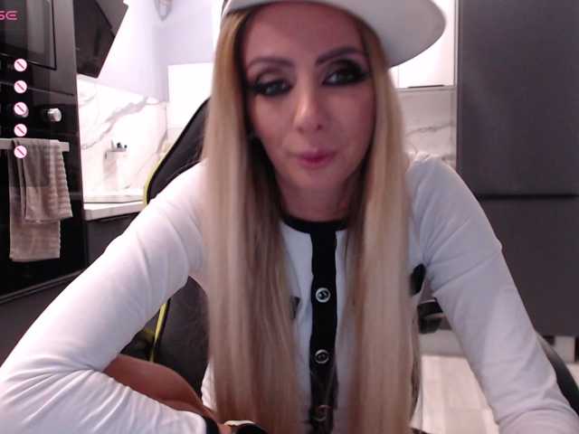 blondalina live cam on BongaCams