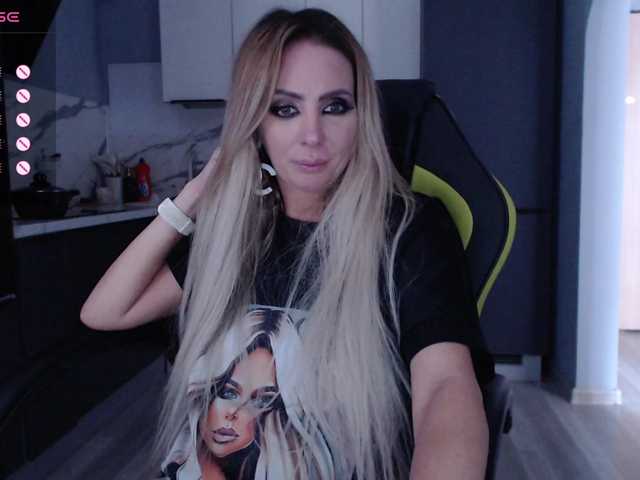 blondalina live cam on BongaCams