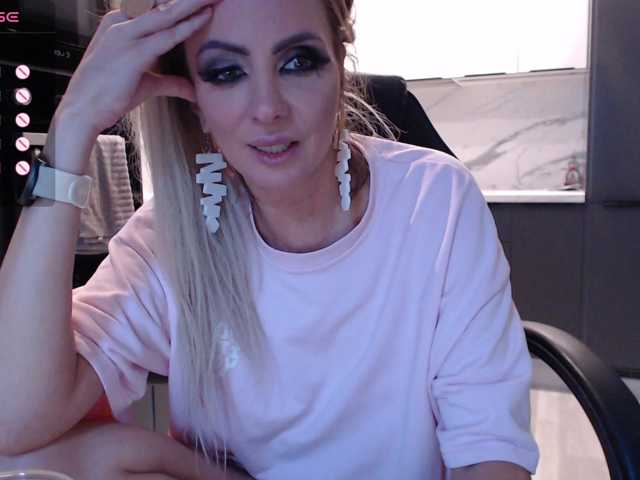 blondalina live cam on BongaCams