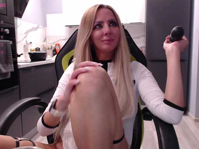 blondalina live cam on BongaCams