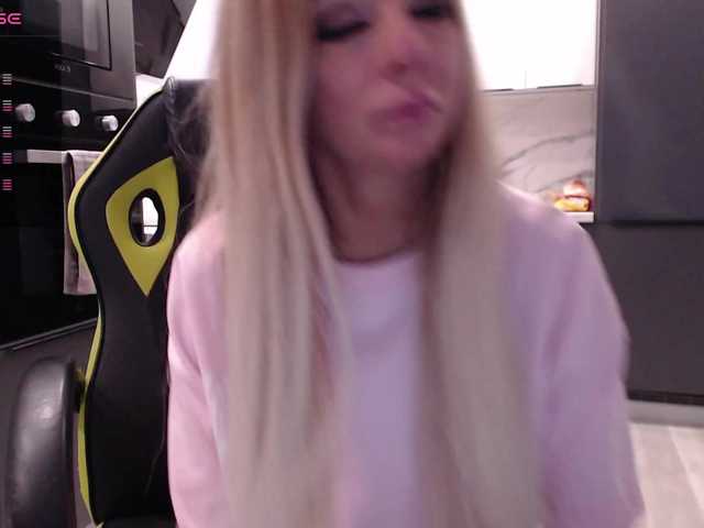 blondalina live cam on BongaCams