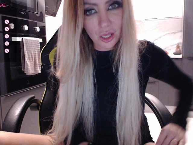 blondalina live cam on BongaCams
