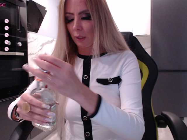 blondalina live cam on BongaCams