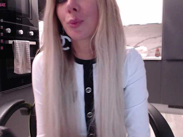 blondalina live cam on BongaCams