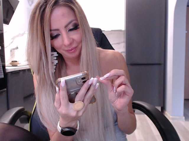 blondalina live cam on BongaCams