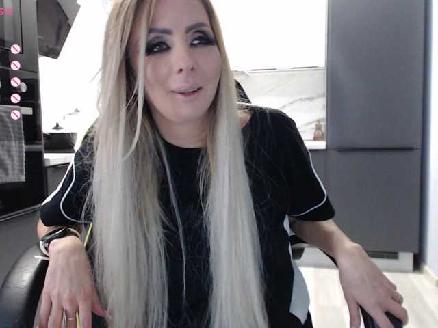 blondalina live cam on BongaCams