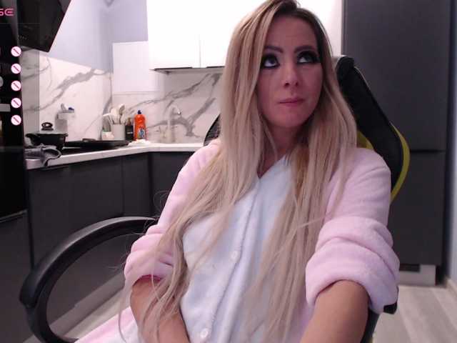 blondalina live cam on BongaCams