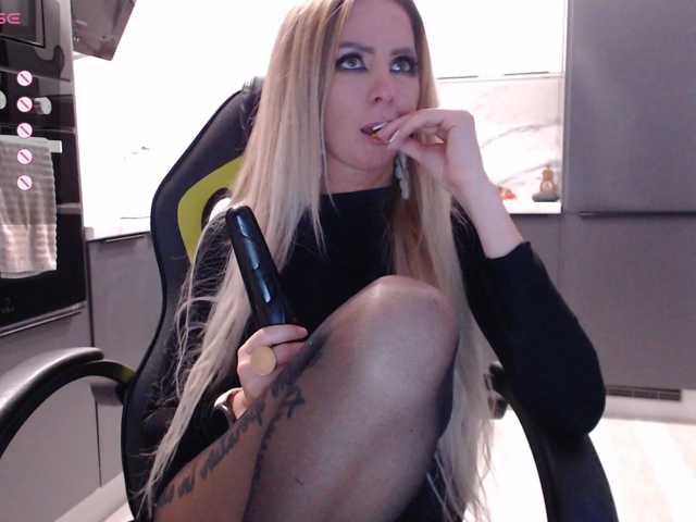 blondalina live cam on BongaCams