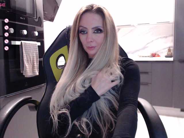 blondalina, en vivo ahora en BongaCams