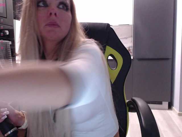 blondalina live cam on BongaCams