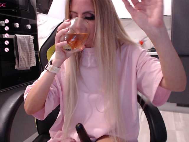 blondalina live cam on BongaCams