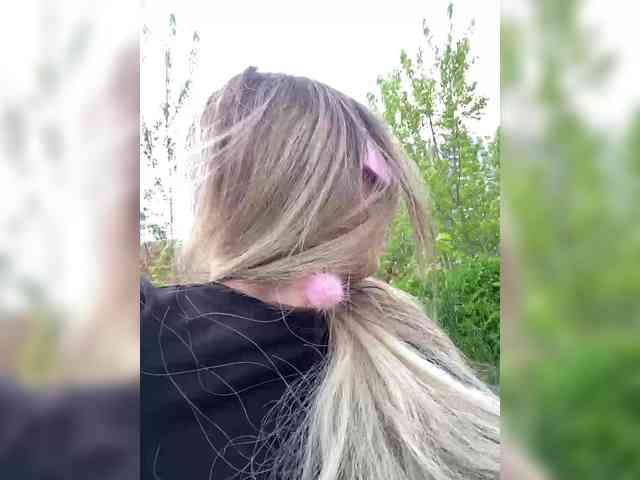 This model is live right now. blondalina