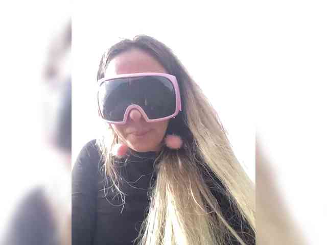 यह मॉडल अभी लाइव है. blondalina