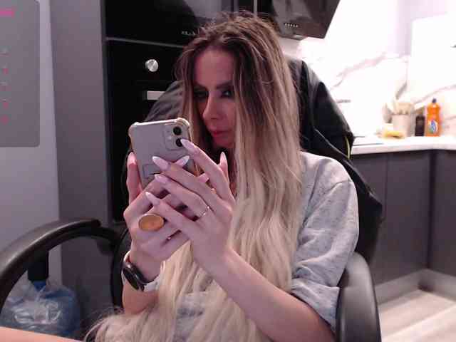 โมเดลนี้กำลังถ่ายทอดสดอยู่. blondalina