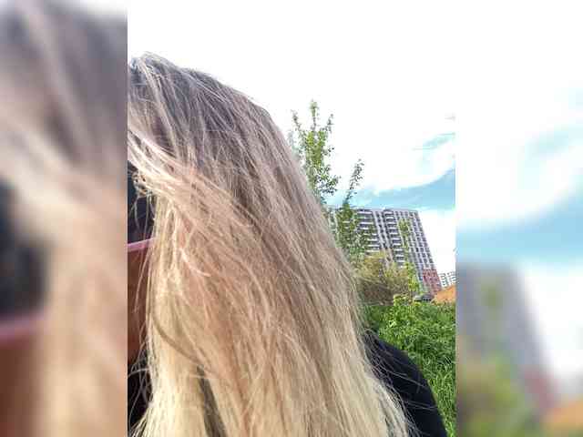 This model is live right now. blondalina