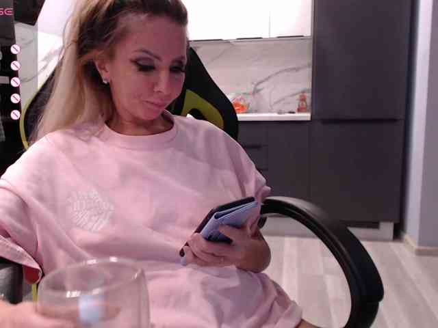 blondalina Live Webcam on BongaCams