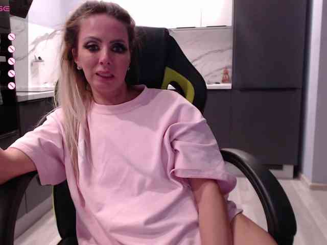 blondalina Live Webcam on BongaCams