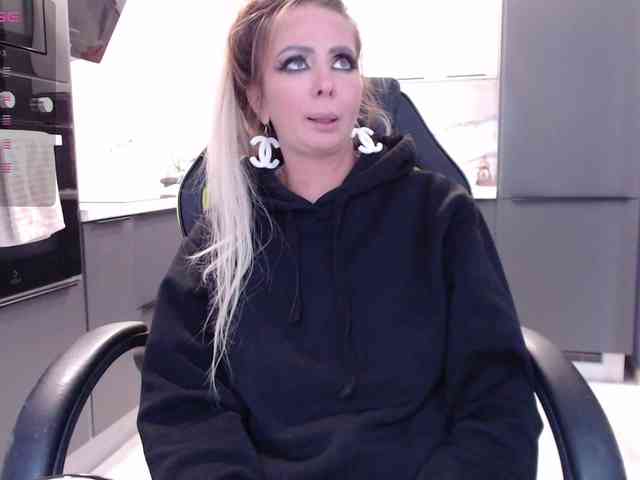 blondalina's live room