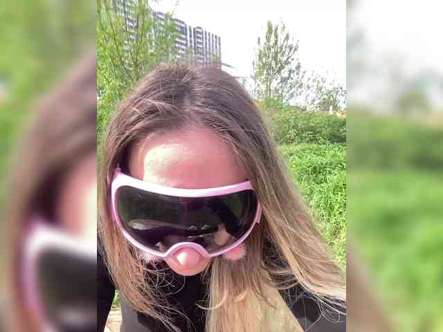 This model is live right now. blondalina