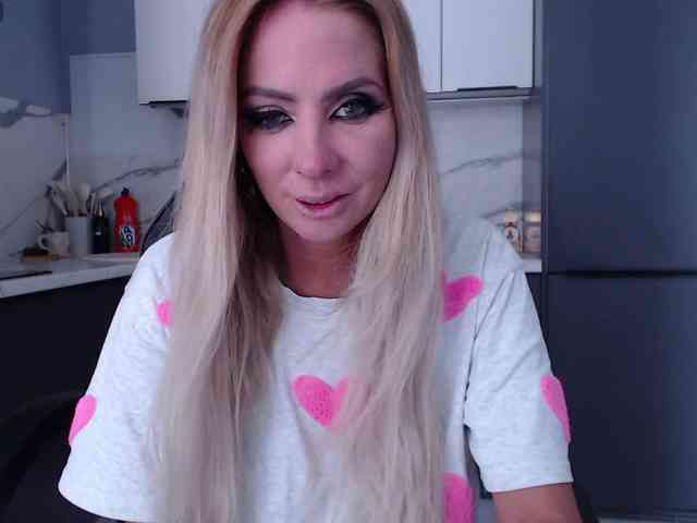 Blondalina's cam show statistics and live stream