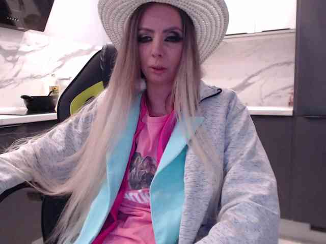 blondalina webcam