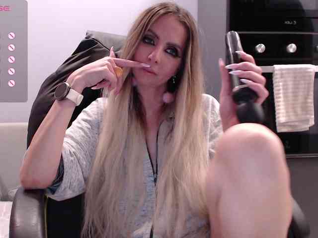 该模特正在直播。 blondalina