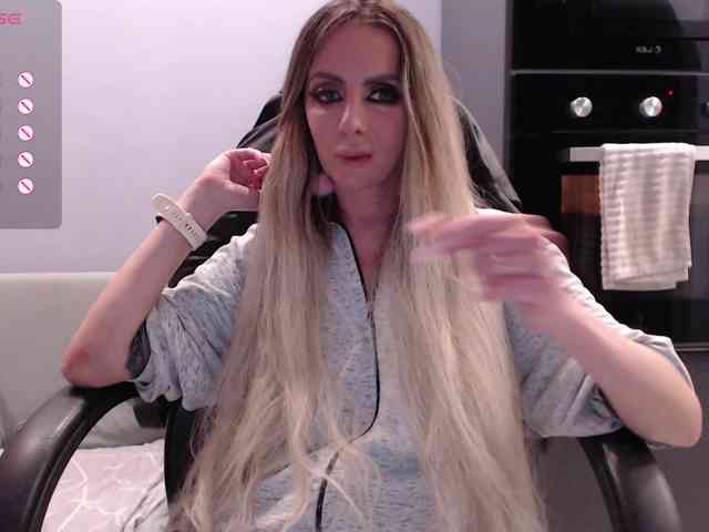 Este modelo está ao vivo agora. blondalina