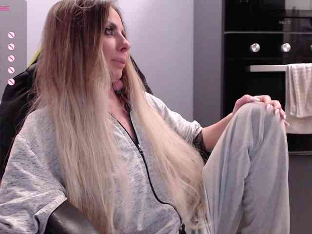 Acest model este live acum. blondalina