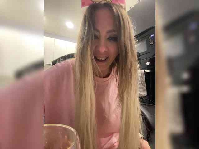blondalina webcam