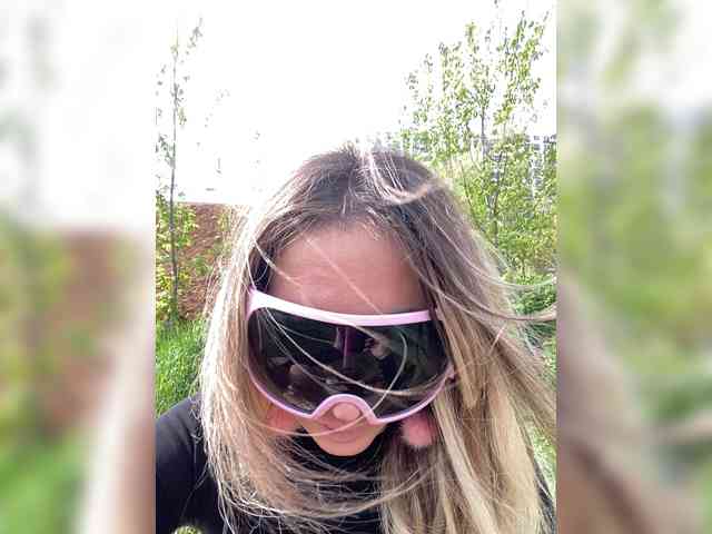 This model is live right now. blondalina