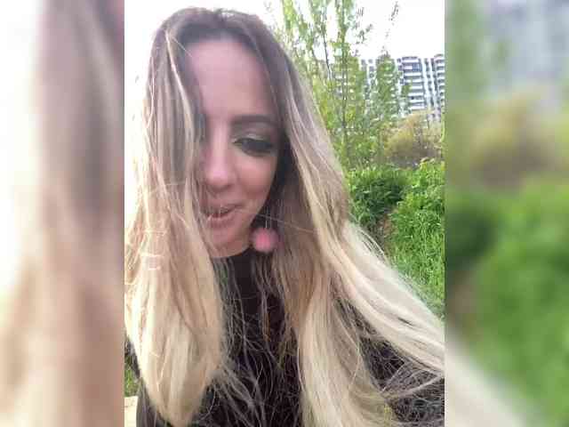 This model is live right now. blondalina