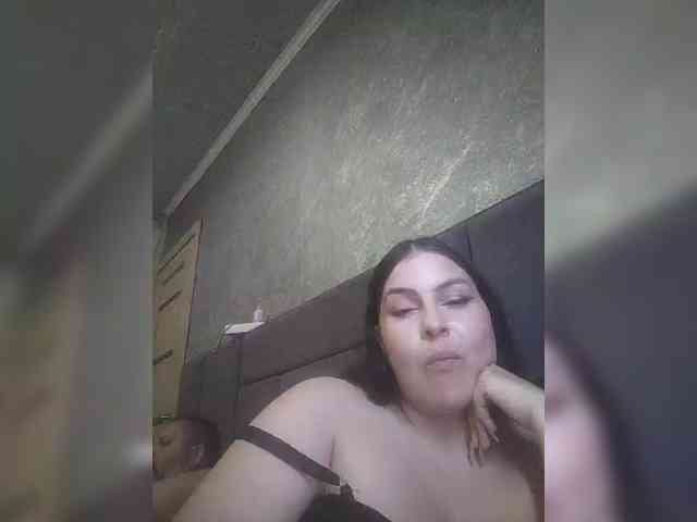 This model is live right now. kissmabont