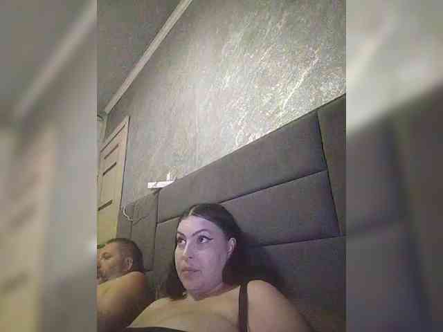 This model is live right now. kissmabont