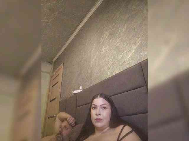 This model is live right now. kissmabont