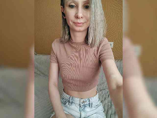 -christina-'s cam show statistics and live stream