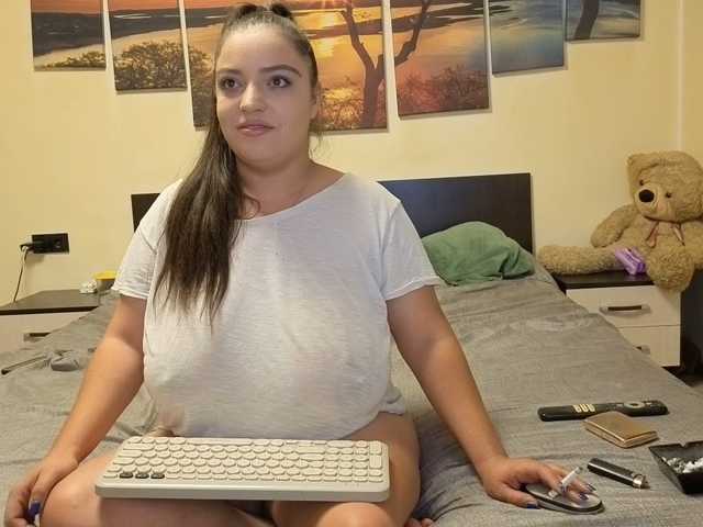 adellineee, en vivo ahora en BongaCams